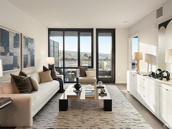 3rd image of 2525 Van Ness Ave #501