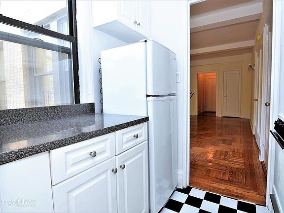 5th image of 237 E 20th St APT 5G