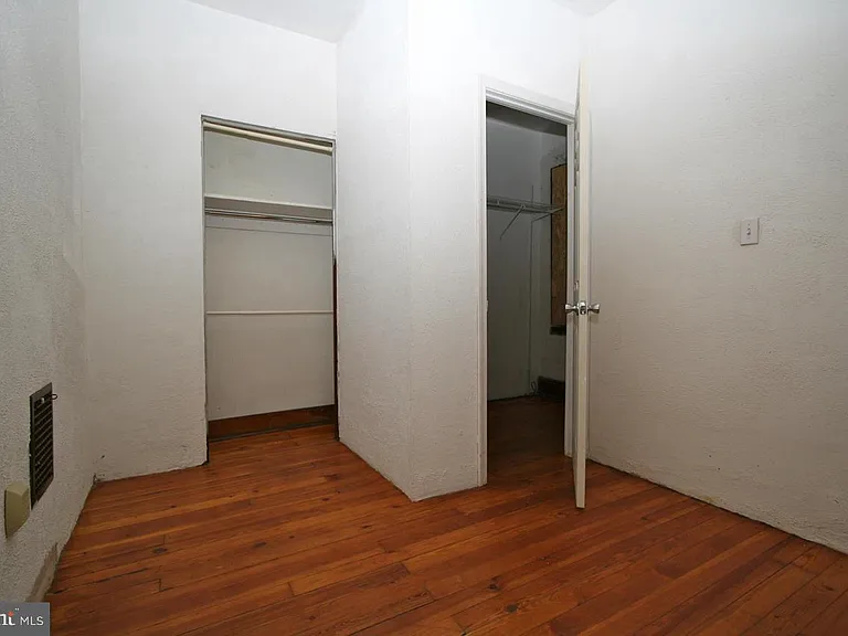 210 N Locust St — Photo 17