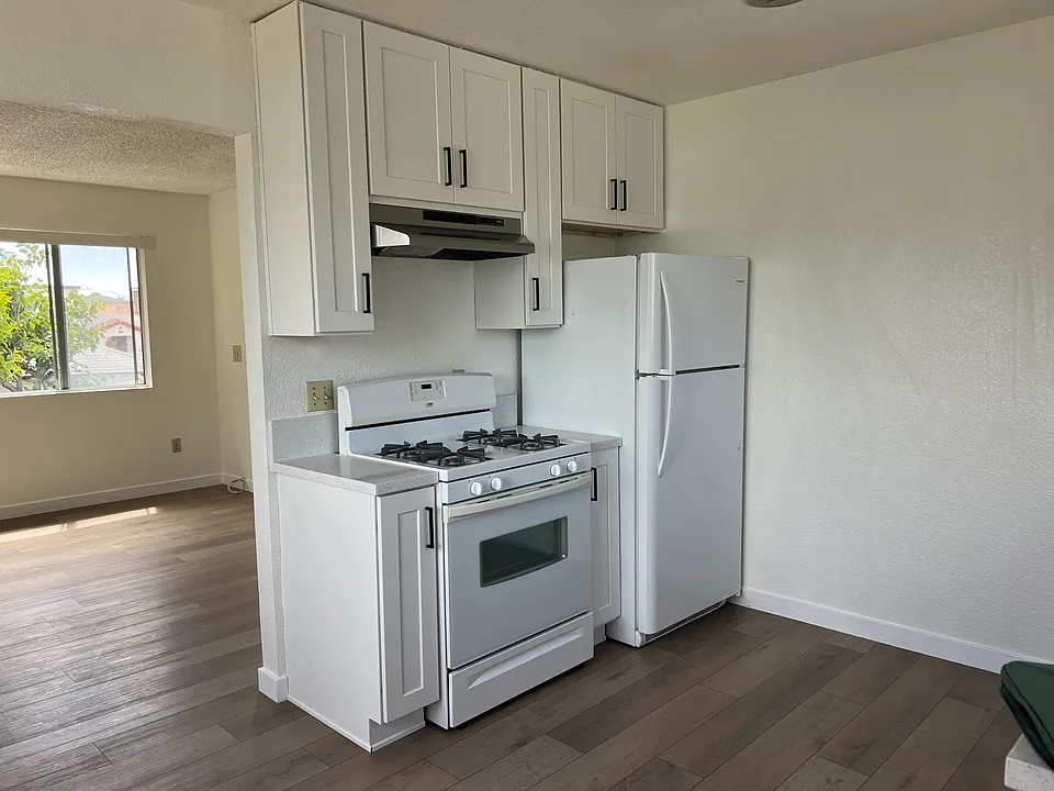 4438 Winona Ave #C
