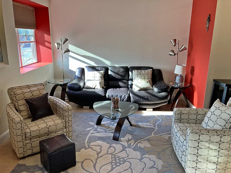 Living room (afternoon).