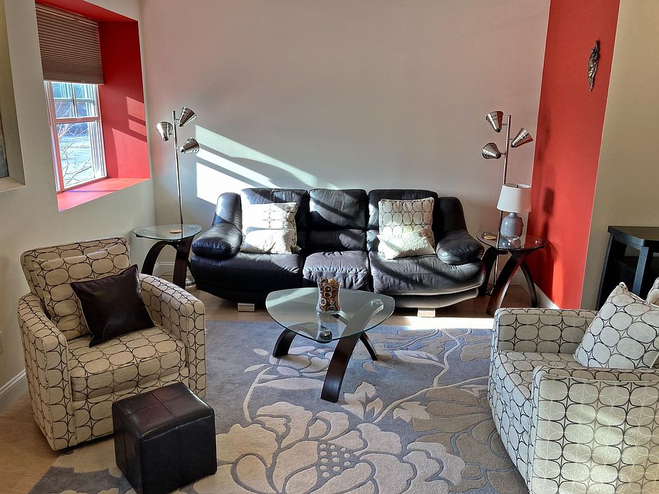 Living room (afternoon).