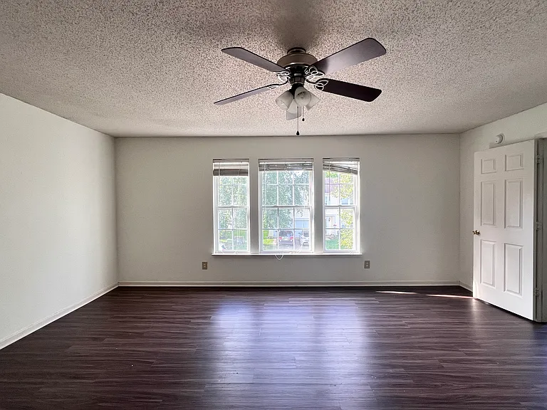 10400 Hickory Hill Dr — Photo 16