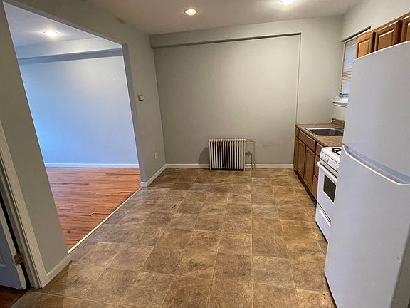 3rd image of 143 Mallory Ave APT 1