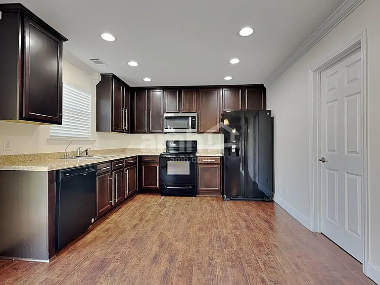 126 Roseberry Cir — Photo 3