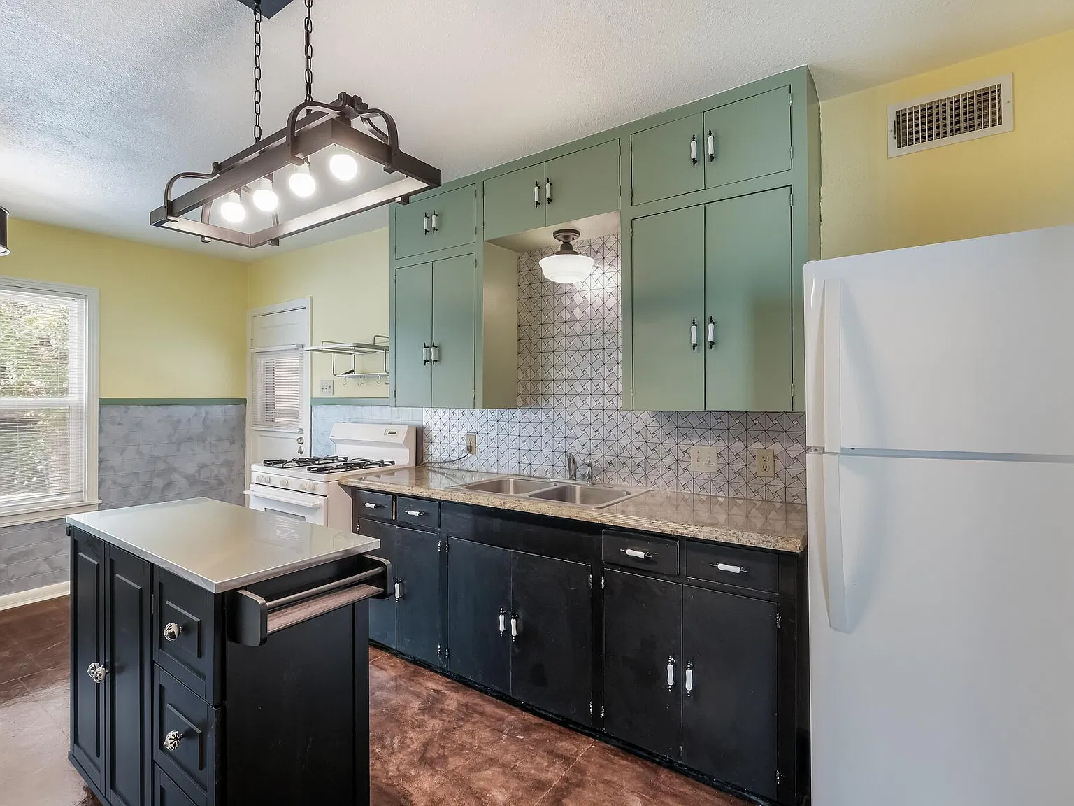 425 W Hollywood Ave — Photo 2
