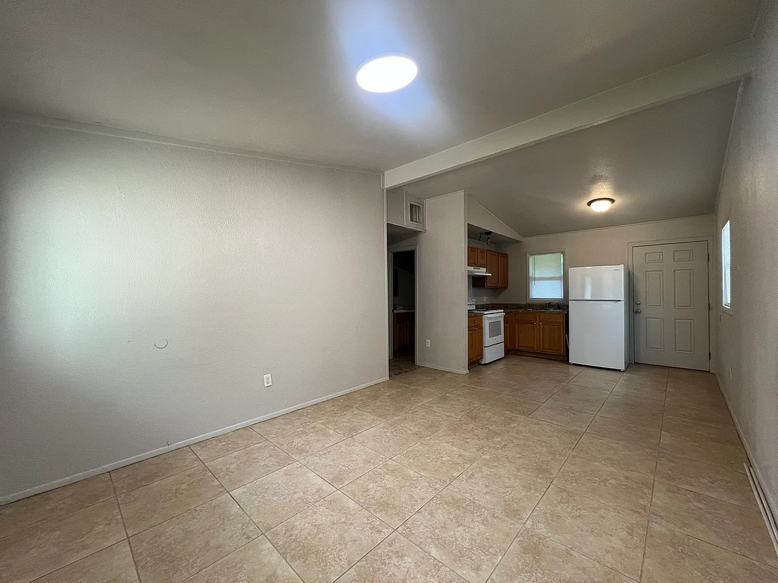 4 bed, 888 sqft, $1,600 — Photo 3