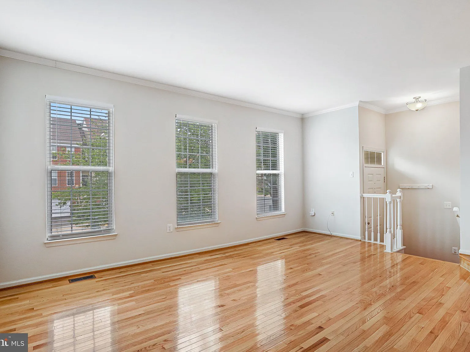 3 bed, 6.0 bath, 2090 sqft, $3,200 — Photo 4