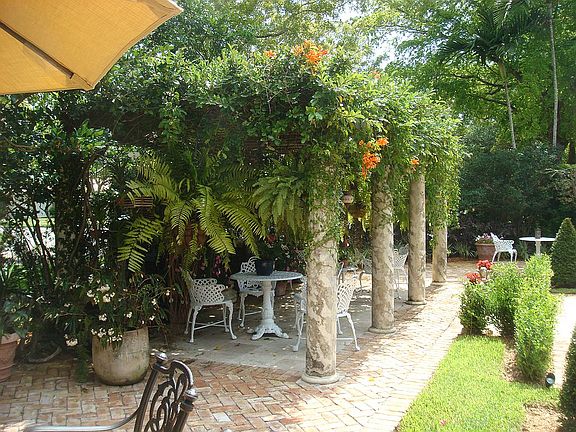 3rd image of 5004 Alhambra Cir