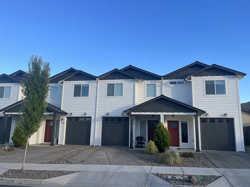 323 Everett Way