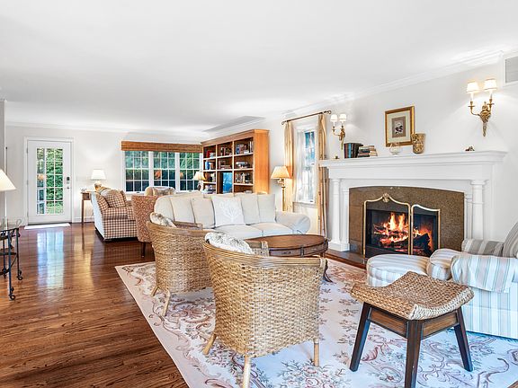 4th image of 45 Quogue St