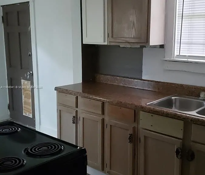 1517 Logan St — Photo 5