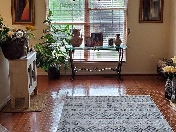 4th image of 104 Persimmon Cir