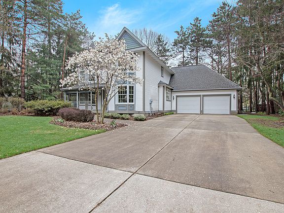 3rd image of 15340 Meadowwood Dr