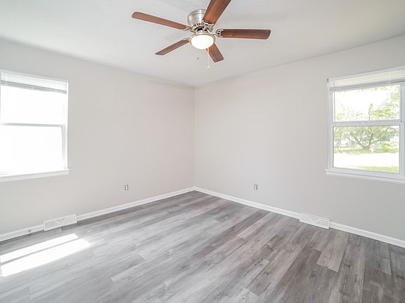 5th image of 317 NE Lakeview Dr