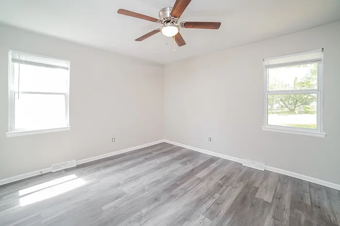 317 NE Lakeview Dr — Photo 5
