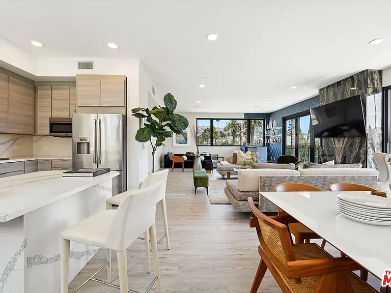 137 N Doheny Dr #3 — Photo 11
