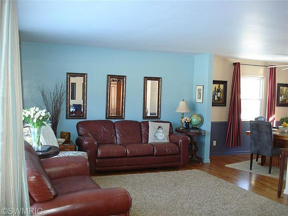 3rd image of 300 E Vermont Ave