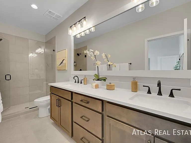 872 Thurston Hts — Photo 2