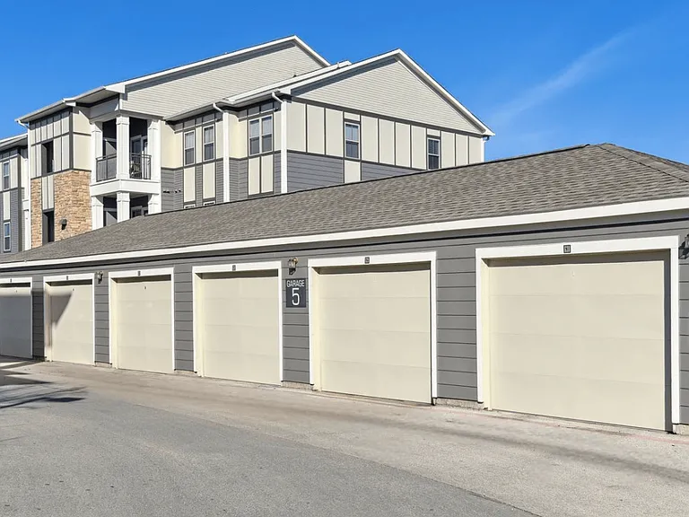 Private garges available for rent