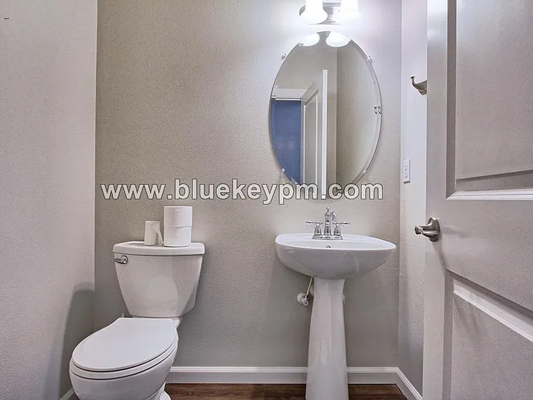 907 N 9th Way — Photo 7