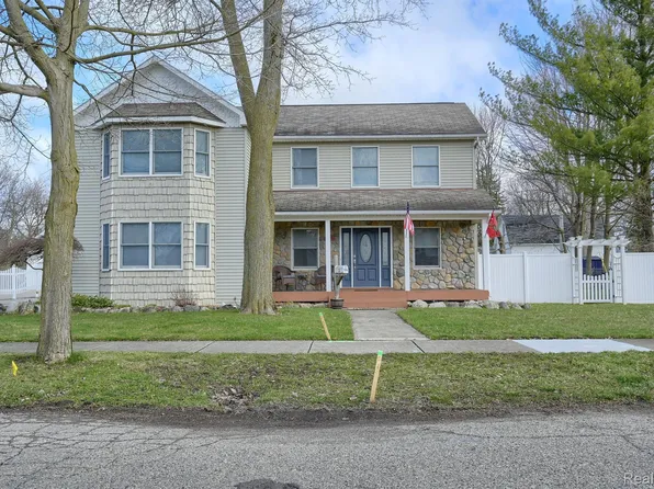 27 Park St, Oxford, MI 48371