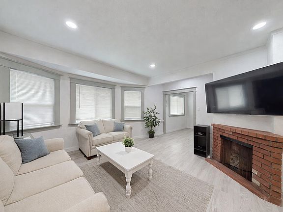 4th image of 224 W G St