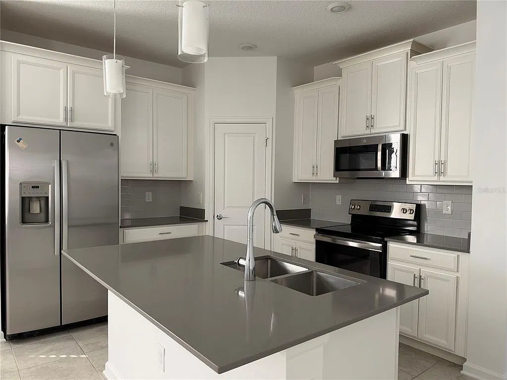 4 bed, 3.0 bath, 1880 sqft, $2,900 — Photo 2