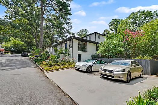 4th image of 801 Piedmont Way NE