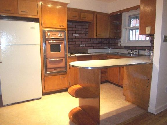 4th image of 3569 Laconia Ave