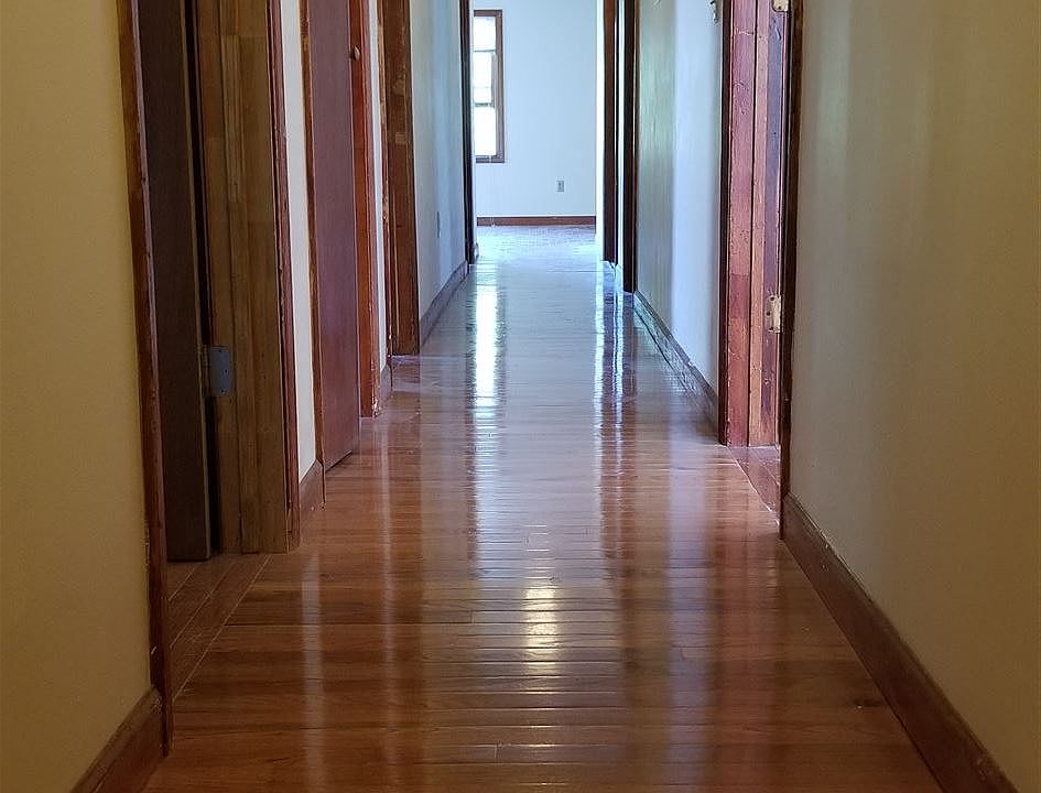4 bedroom hallway
