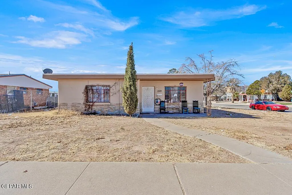 3 bed, 1.0 bath, 1127 sqft, $1,100 — Photo 1
