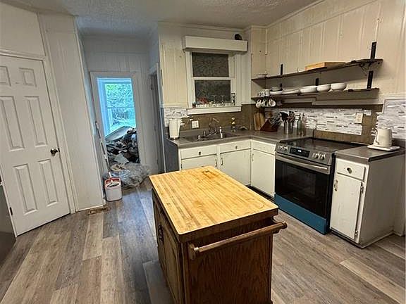 3rd image of 427 W Lexington Ave