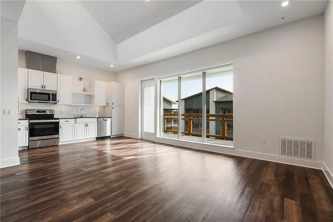 1 bed, 1.0 bath, 906 sqft, $1,900 — Photo 1