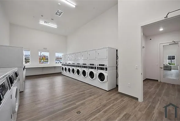 1000 Dresden Dr — Photo 11