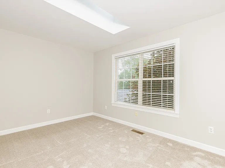 120 Roehampton Ln — Photo 57