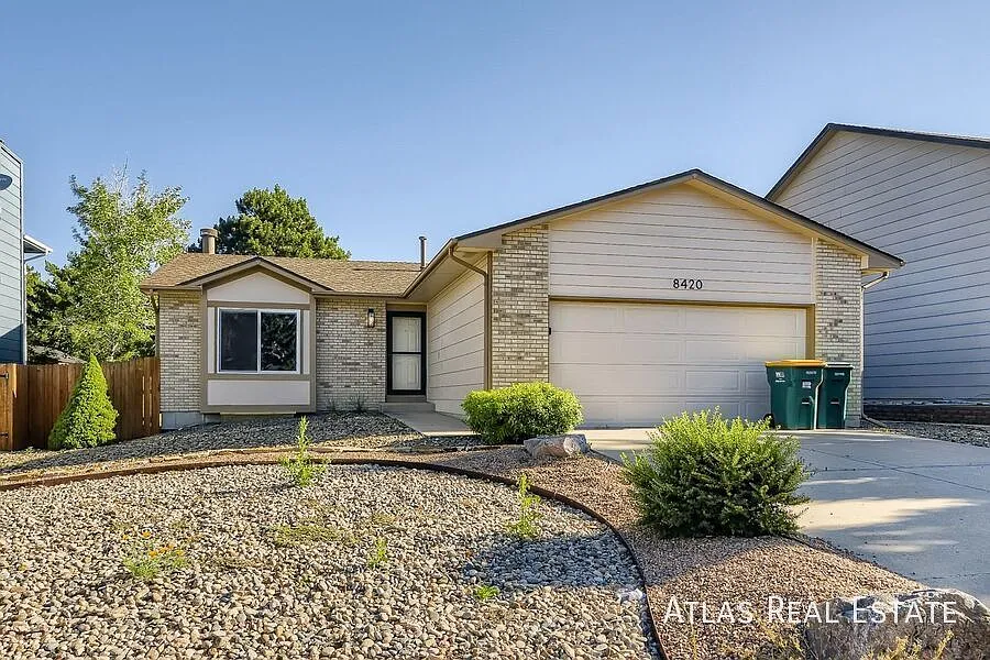 Available Now! || Gorgeous 3 Bed 3 Bath Home With Fenced Yard! Free 55" Tv If Moved In By 8/31! — Photo 1