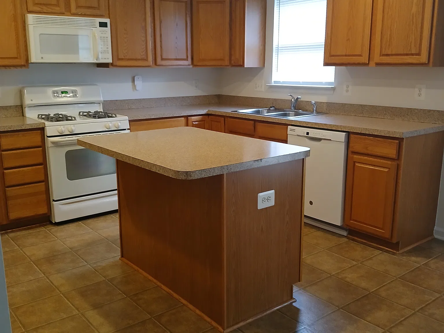 4 bed, 3.5 bath, 1400 sqft, $2,100 — Photo 3