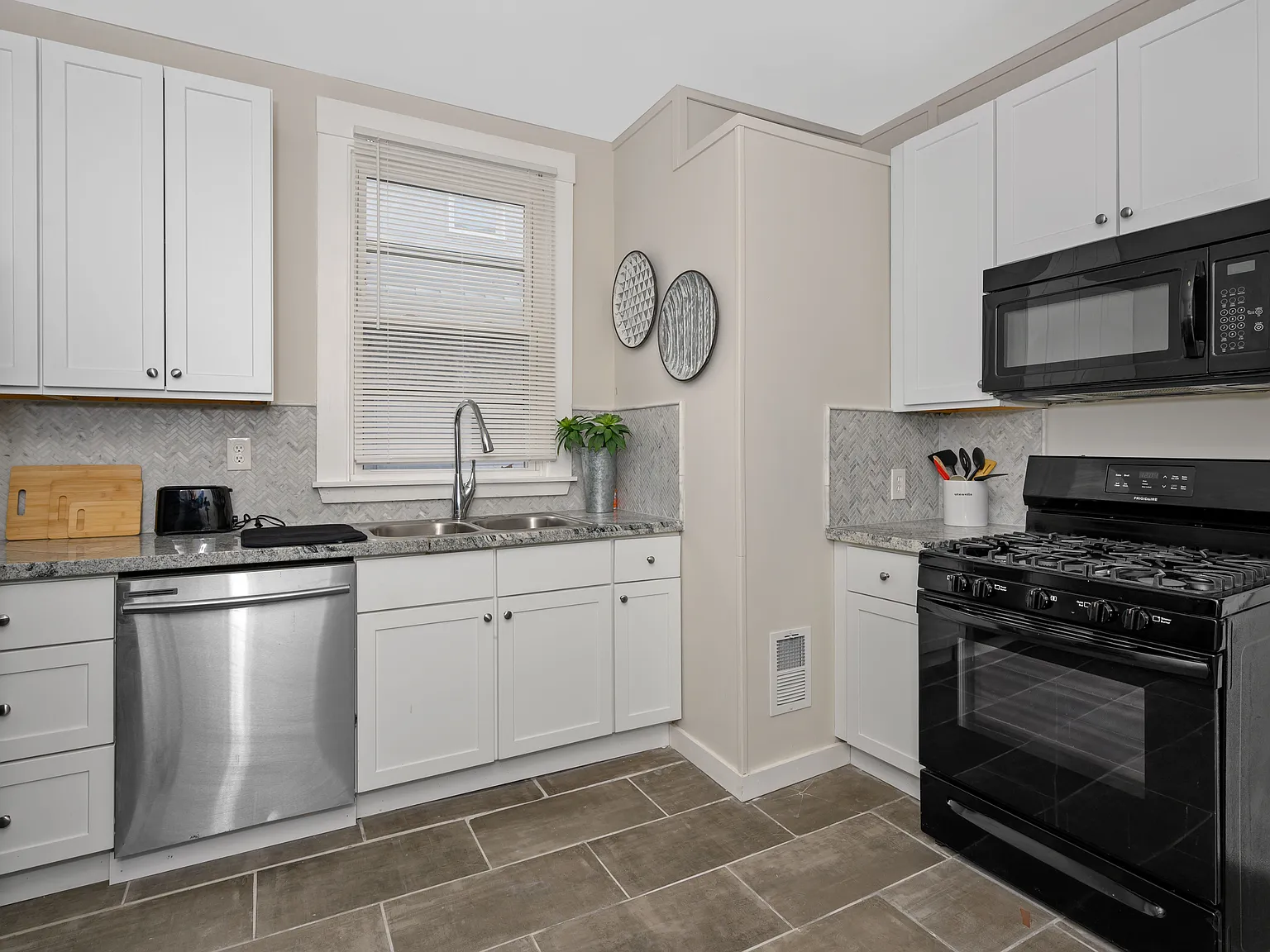3 bed, 1500 sqft, $2,100 — Photo 4