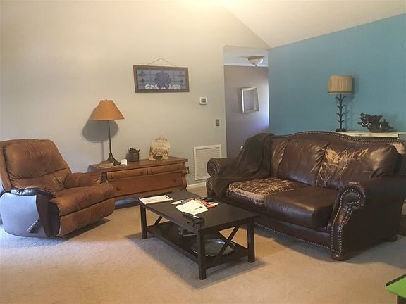 3rd image of 1009 Huntington Dr