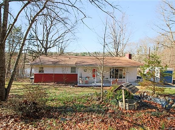 3rd image of 598 Lake Cir