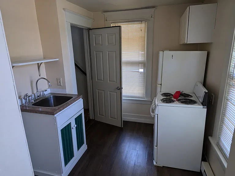 Full kitchen