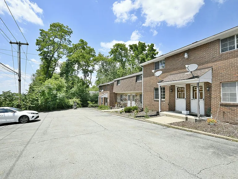 427 Manor Rd #3 — Photo 3