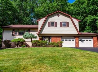 27 Dewey Dr, Ringwood Boro, NJ 07456