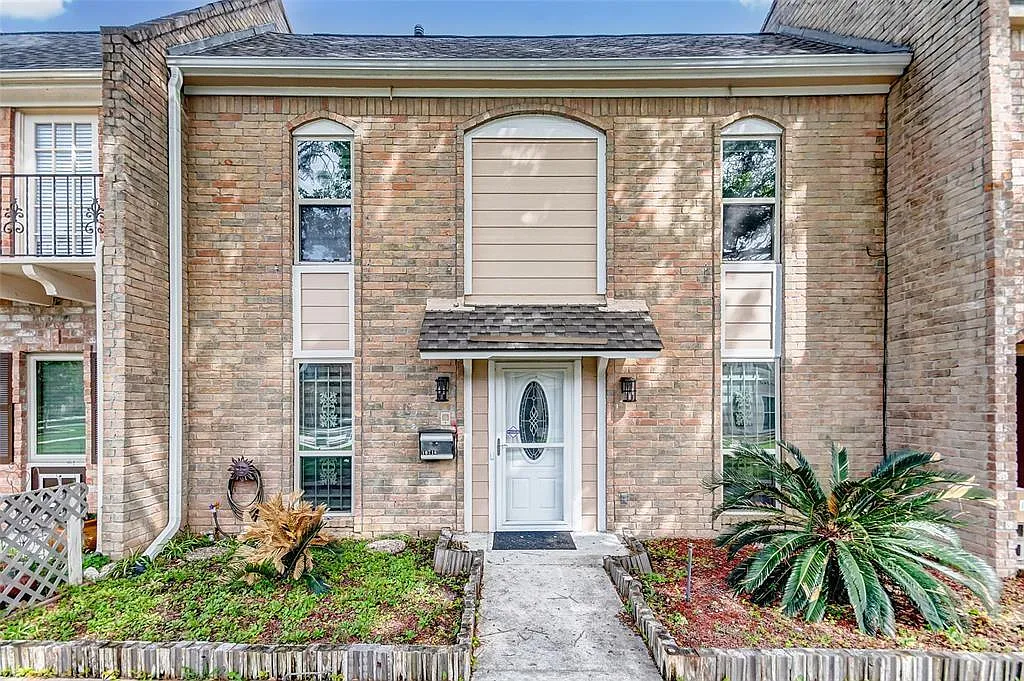 3 bed, 2.5 bath, 2214 sqft, $2,200 — Photo 1