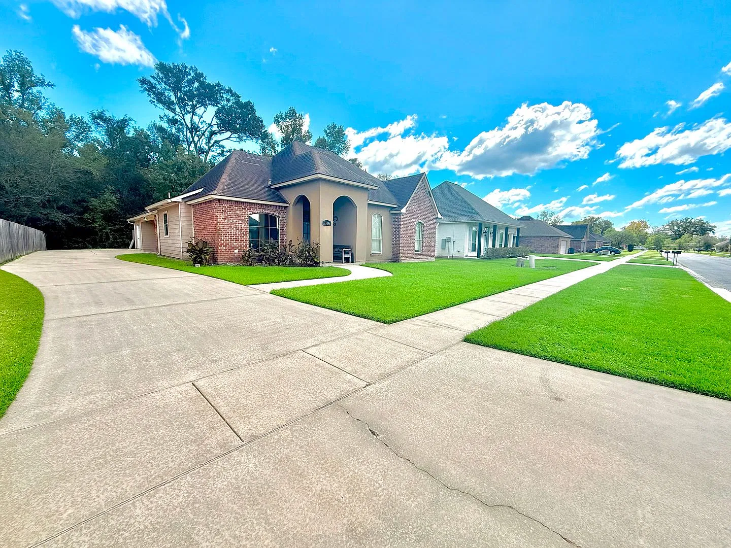Beautiful 3 Bedroom Home with Outdoor Fireplace & Spacious Covered Patio in Gonzales! — Photo 3