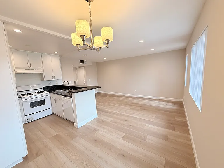 615 W Milford St — Photo 15