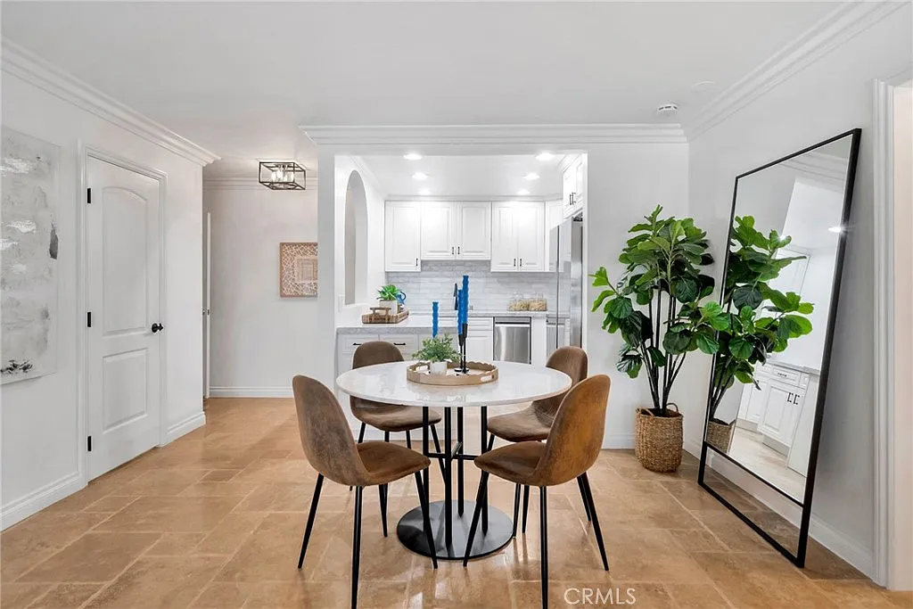 2 bed, 2.5 bath, 920 sqft, $4,100 — Photo 2
