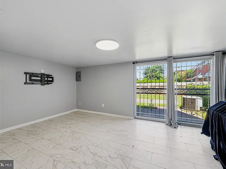 1135 W Thompson St — Photo 16