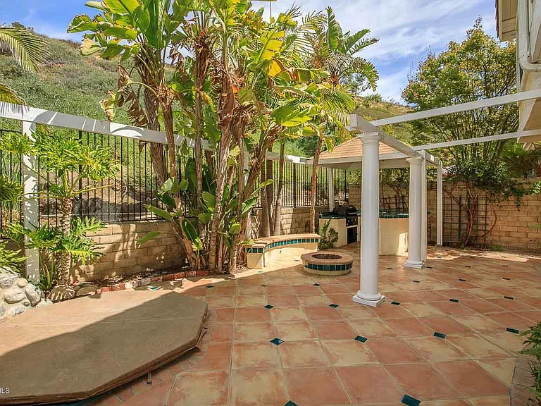 3035 Hollycrest Ave — Photo 12